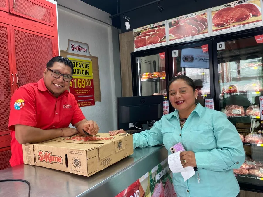 Sandra Martínez Martínez surtiendo carne en su proveedor