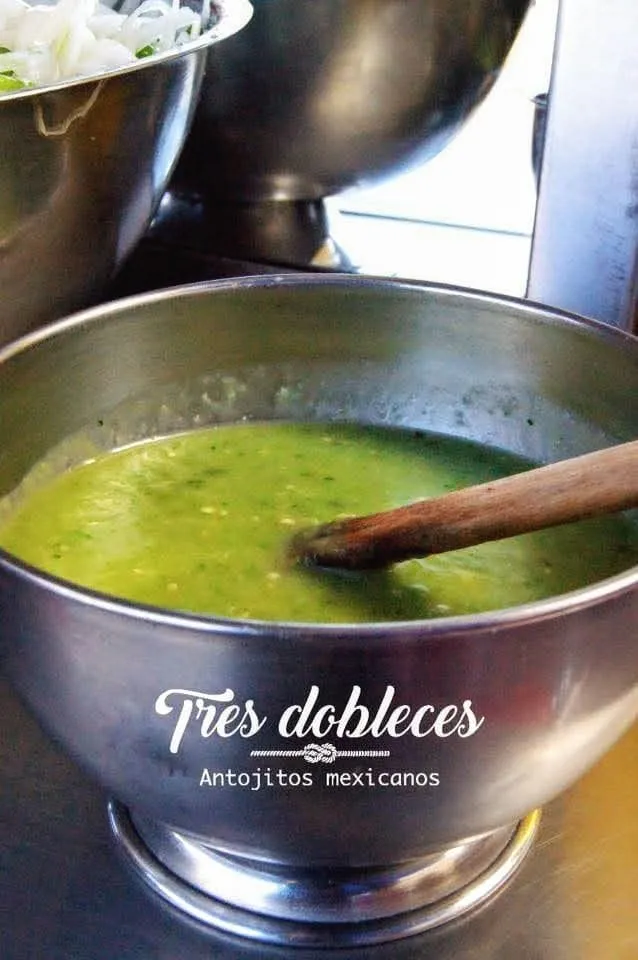 Salsa verde con aguacate, junto al jardín de cilantro y cebolla