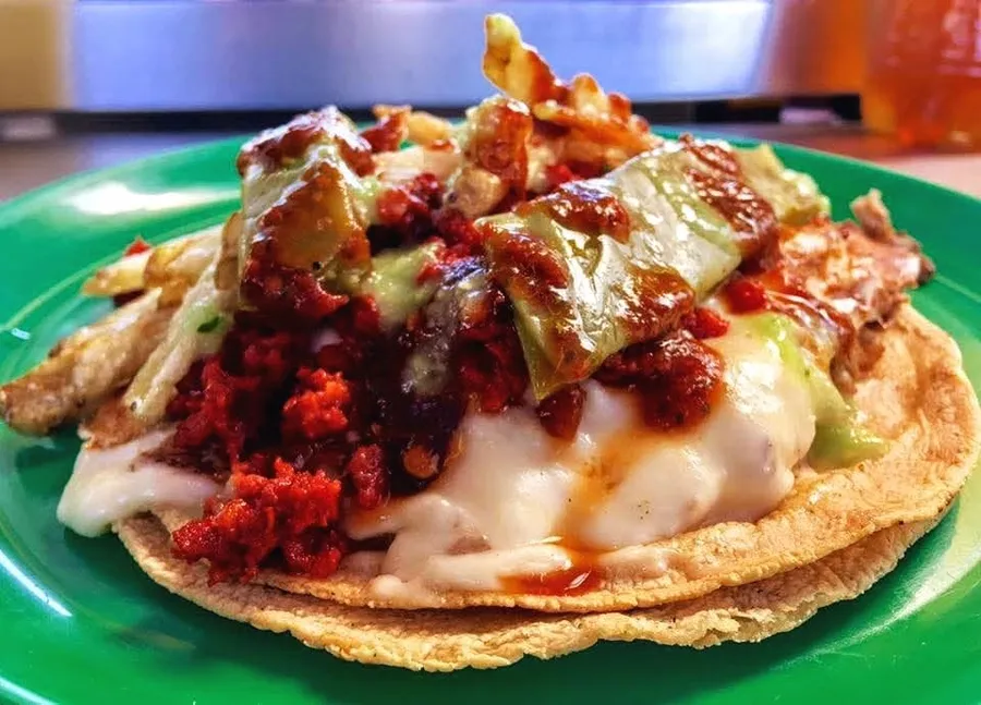 Taco campechano de longaniza con bistec y papas